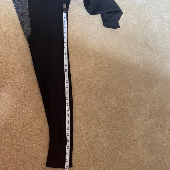 Old navy Active High Rise Leggings with Pockets - Picture 8 of 9